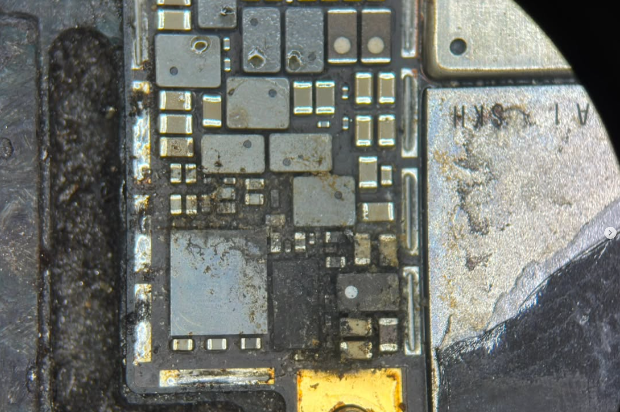iPhone ploča sa oštećenjem od kontakta sa vodom